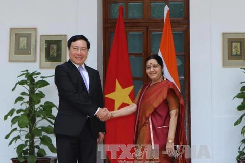 范平明与印度外交部部长苏什玛•斯瓦拉杰。（图片来源：越通社）