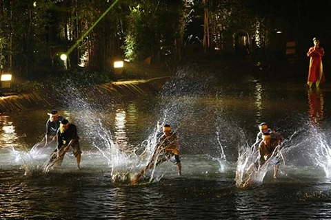 “当年的西区” 水上木偶戏。（图片来源：人民报网）