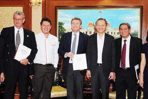 胡志明市领导​与泰国京都大众水泥越南公司领导合影。