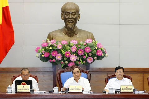 越南政府总理阮春福主持召开政府6月份例行会议。（图片来源：越通社）