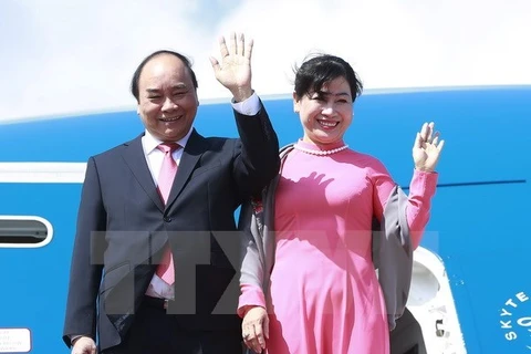 越南政府总理阮春福和夫人。（图片来源：越通社）