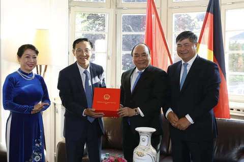阮春福总理向越南驻法兰克福总领事馆干部人员赠送礼物。