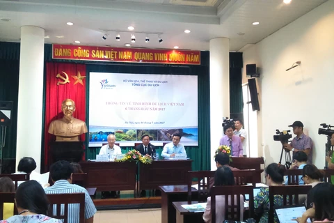 7月8日召开介绍2017年越南旅游先进单位表彰大会的记者会。