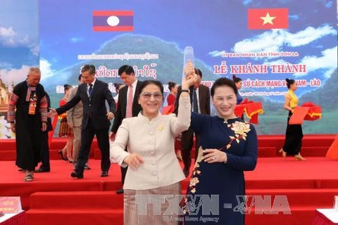 越南国会主席阮氏金银（右图）与老挝国会主席巴妮·亚陶都在越老革命历史遗迹区竣工仪式上。