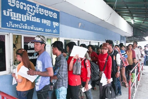柬埔寨劳动者在泰柬边界口岸。