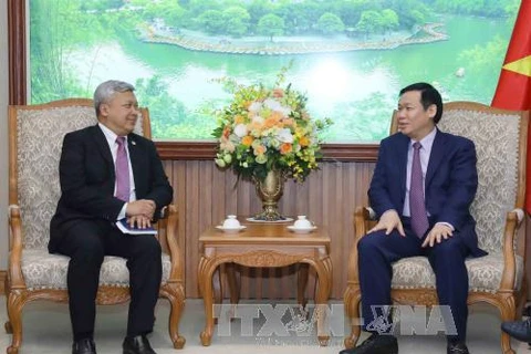 王廷惠（右）会见印尼驻越大使。