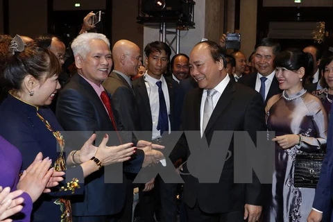 阮春福总理亲切会见越南驻德国大使馆工作人员及旅德越侨代表。（图片来源：越通社）