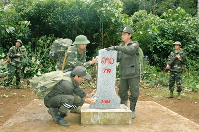 设在越南广南省与老挝塞公省共同边界线的越老界碑.