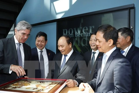 附图：阮春福总理一行参观西门子公司。