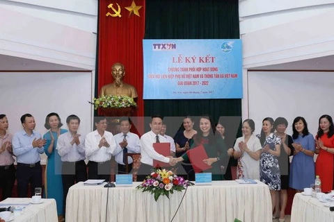 越通社与越南妇联签署妇女和性别平等工作配合宣传计划（2017-2020年阶段。（图片来源：越通社）