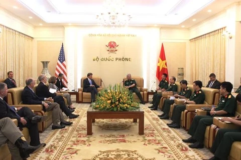 国防部副部长阮志咏会见美国众议院军事委员会战略力量小组委员会主席迈克 · 罗杰斯一行​ 。