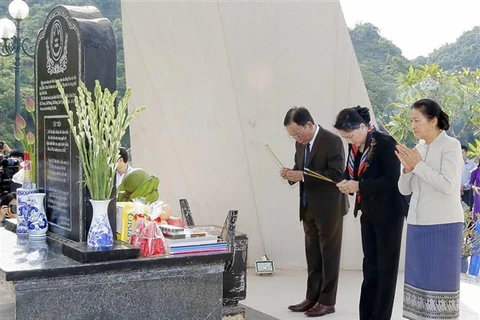 越南国会主席阮氏金银、老挝国会主席巴妮•雅陶都向英雄烈士们敬香。