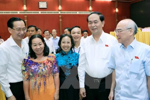 越南国家主席陈大光与胡志明市选民接触。