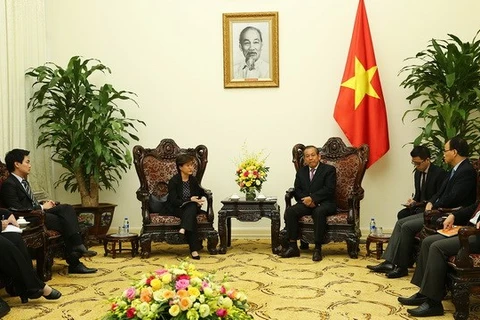 政府副总理张和平会见新加坡驻越大使凯瑟琳。（图片来源：越通社）