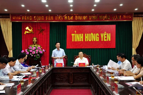 越共中央书记处书记、中央宣教部部长武文赏在与兴安省领导举行的会议上发表讲话。