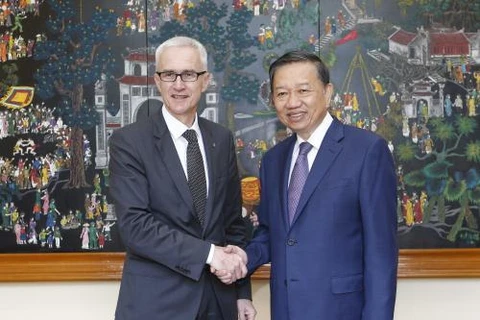 越南公安部部长苏林（右）与国际刑警组织秘书长。