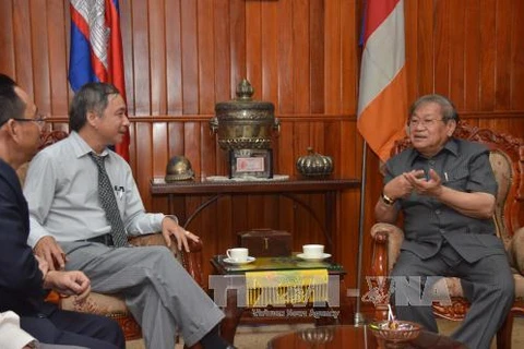 柬埔寨信息部长乔·卡纳里（右）会见越通社驻柬记者陈志雄。