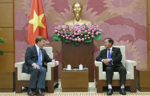 越南国会副主席杜伯巳6日在国会大厦会见美国众议院军事委员会战略力量小组委员会主席迈克 · 罗杰斯。