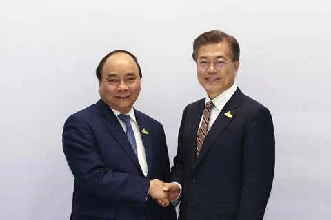 越南政府总理阮春福与韩国总统文在寅​ 亲切握手。