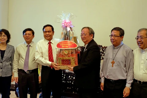 越南祖国阵线中央委员会主席向越南天主教胡志明市教区总主教裴文读总主教赠送礼物。（图片来源：越通社）