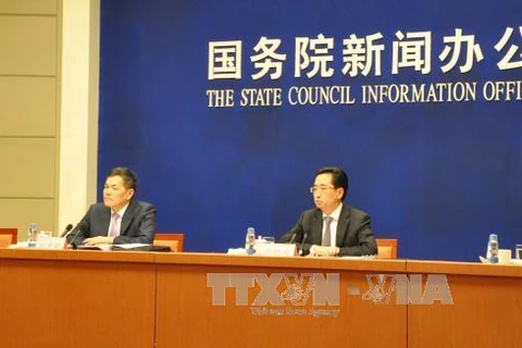 广西壮族自治区副主席张晓钦（右）在新闻发布会上发表讲话。（图片来源：越通社）