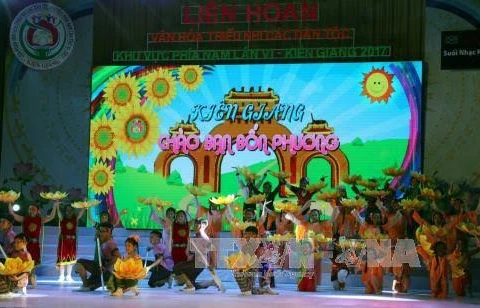 第六次越南南方各民族少年儿童文化节的一个文艺表演节目