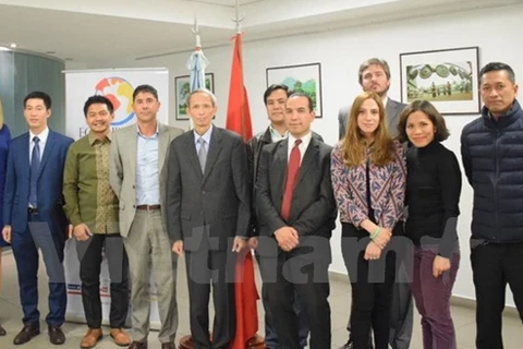 越南驻阿根廷大使馆代表和一些与会代表合影