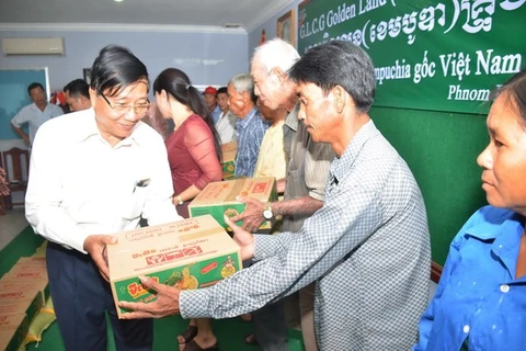 向旅柬贫困越南侨胞和贫困柬埔寨人赠送慰问品。（图片来源：越通社）