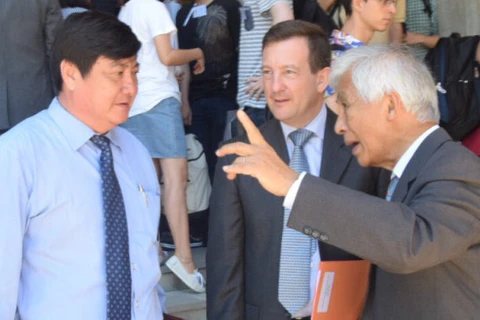 陈青云教授与法国驻越大使贝特兰•洛尔拉里交换意见。