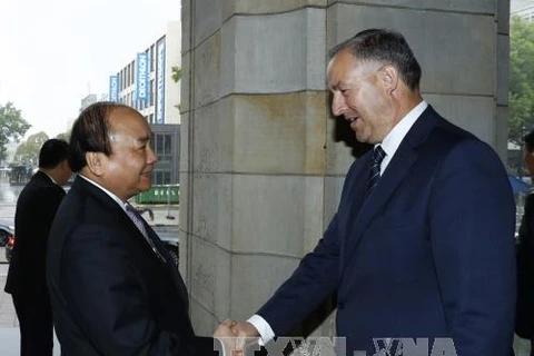 阮春福（左）会见鹿特丹市市长艾哈迈德•布塔勒。（图片来源：越通社）