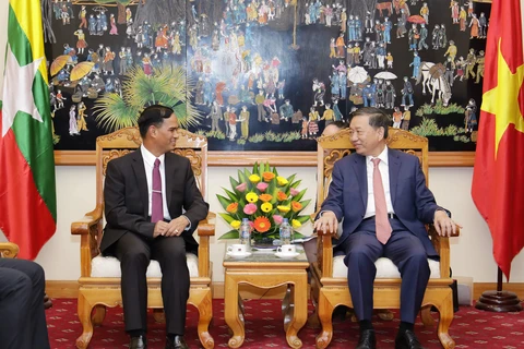 公安部部长苏林上将（右）会见缅甸内政部副部长昂索。