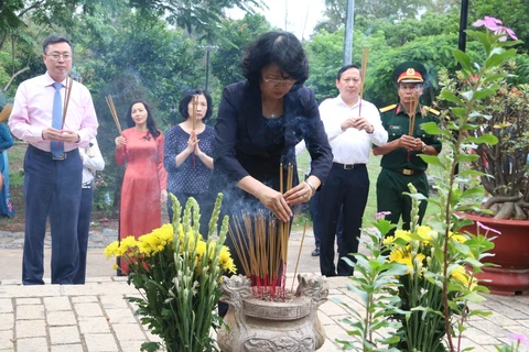 越南国家副主席邓氏玉盛在昆岛行杨烈士陵园敬香。（图片来源：越通社）