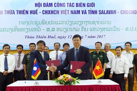 承天顺化省人委会副主席阮蓉与沙拉湾省副省长富通·坎马尼翁签署合作文件。