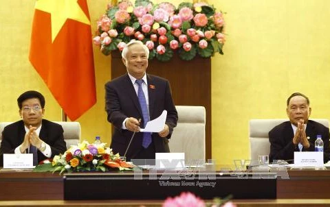 越南国会副主席汪周刘在见面会上发表讲话。