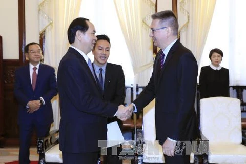 越南国家主席陈大光会见芬兰驻越大使埃尔卡·帕克·西米拉。