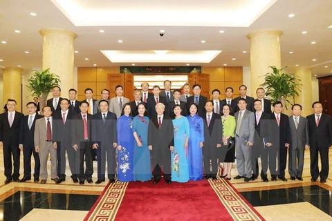 阮富仲总书记和越南新任驻外大使和首席代表。