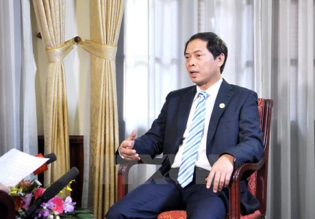 越南外交部长裴青山接受越通社记者采访。