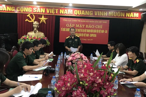 越南人民军总政治局军队青年委员会主任丁国雄上校在新闻发布会上发表讲话。