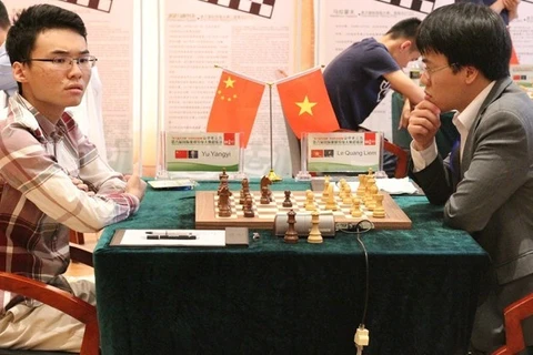 越南棋手黎光廉（右）在比赛中（图：体育报）