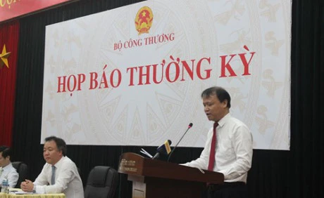 工贸部副部长杜胜海在新闻发布会上发表讲话。