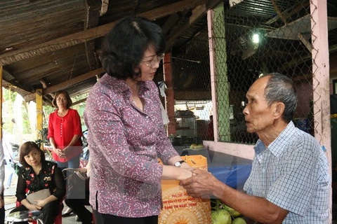 越南国家副主席邓氏玉盛走访慰问昆岛优抚家庭。（图片来源：越通社）