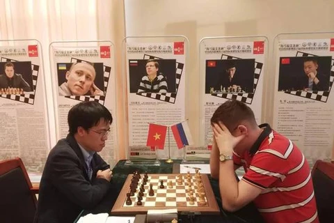 越南棋手黎光廉（左）在比赛中（图：体育报）