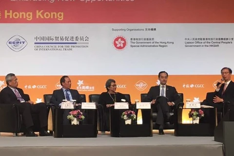 越南工贸部副部长高国兴（左二）出席论坛。