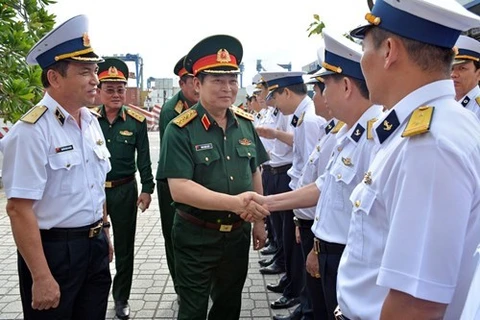 吴春历大将视察西贡新港总公司（图片来源：人民军队报） 
