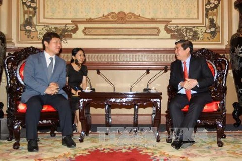 胡志明市人民委员会主席阮诚峰（右）会见韩国前议员、韩国亚洲友好基金会主席崔宰诚。（图片来源：越通社）