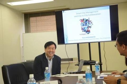 横滨市合作开发局局长桥本接受东盟记者的采访。（图片来源：越通社）