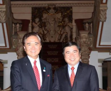胡志明市人民委员会主席阮诚峰（右）会见日本神奈川县知事黑岩