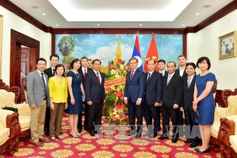 越南外交部常务副部长裴青山一行与老挝驻​越南大使馆工作人员合影。（图片来源：越通社）
