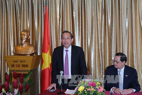 越南政府常务副总理张和平与越南驻新加坡大使馆干部人员和旅新越南人举行见面会。（图片来源：越通社）