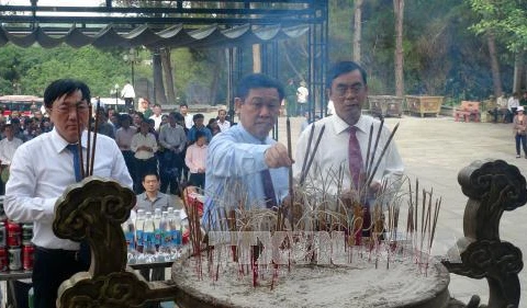 政府副总理王廷惠向英烈们进香。（图片来源：越通社）